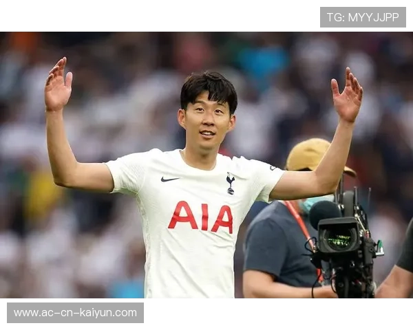 孙兴慜连续假动作晃倒对手，完成精彩传球——足球场上的艺术